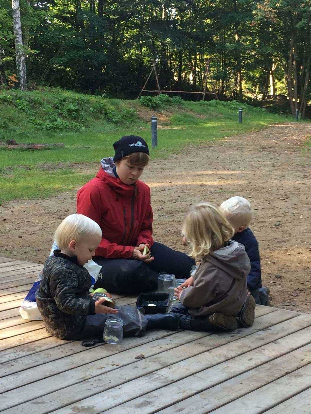 Børn leger med syltetøjsglas