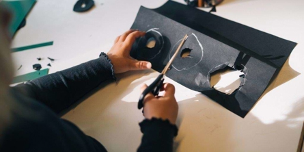 Barn klipper ud i papir