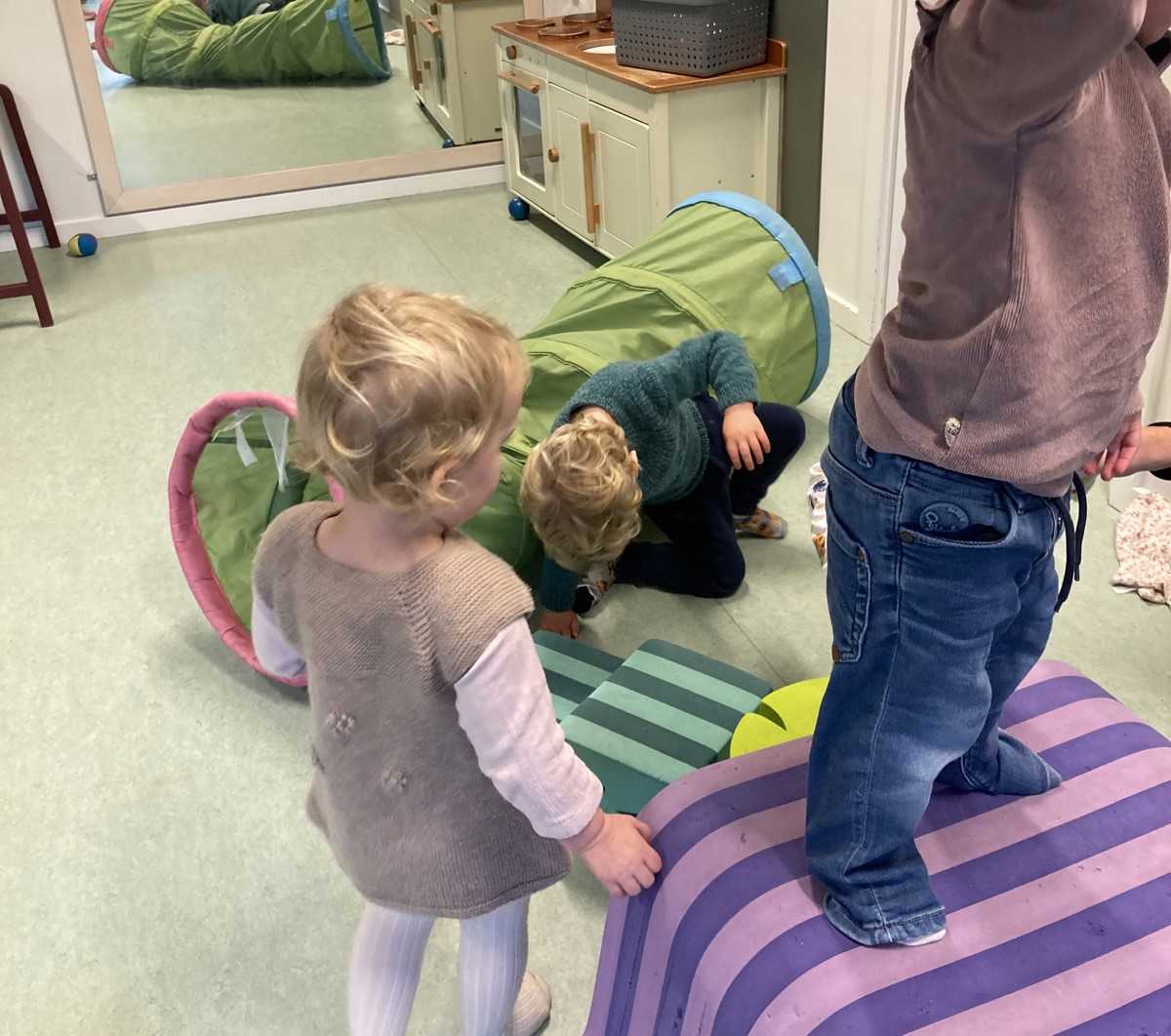 Vi bruger meget tid på at hjælpe vuggestuebørnene i at lære at bruge kroppen