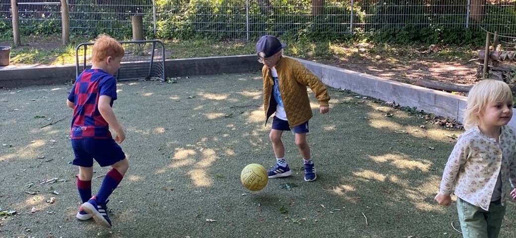 Børn spiller fodbold - det giver glæde at bruge kroppen