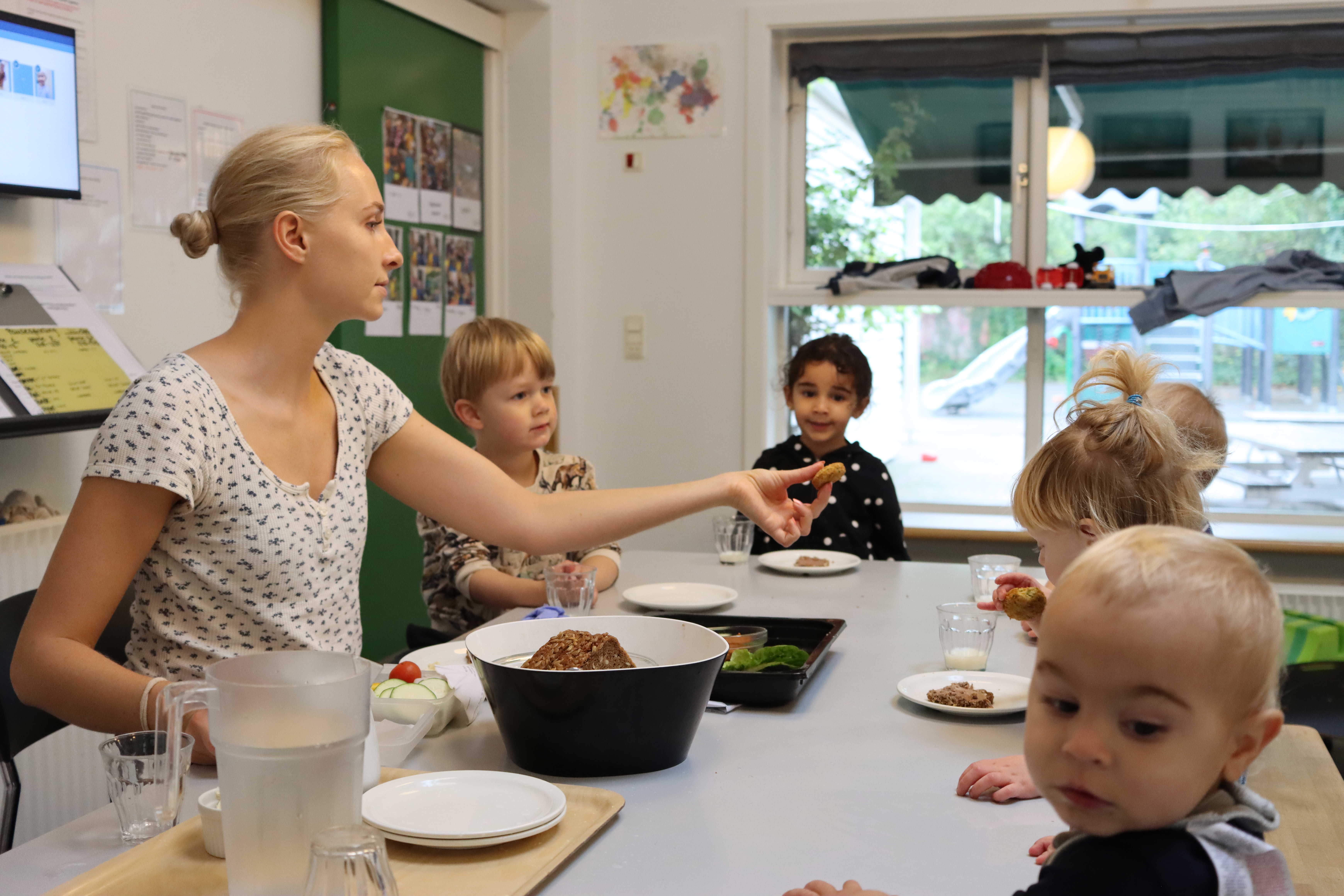 Frokost spises i mindre grupper