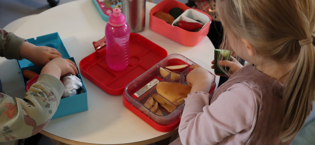 Børnene har madpakker med, som de spiser om eftermiddagen - så er der energi til mere leg