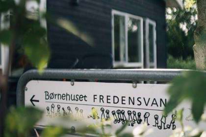 Børnehusets skilte ved indgangen.