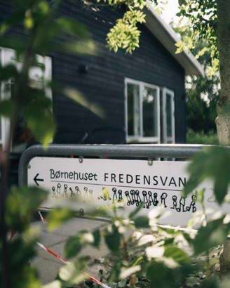 Børnehusets skilte ved indgangen.