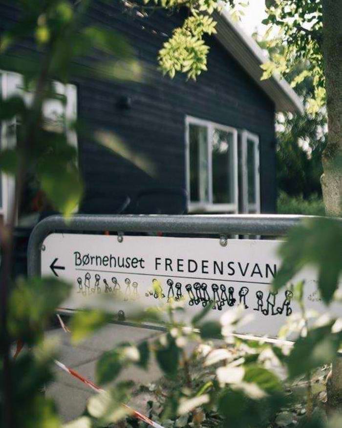 Børnehusets skilte ved indgangen.