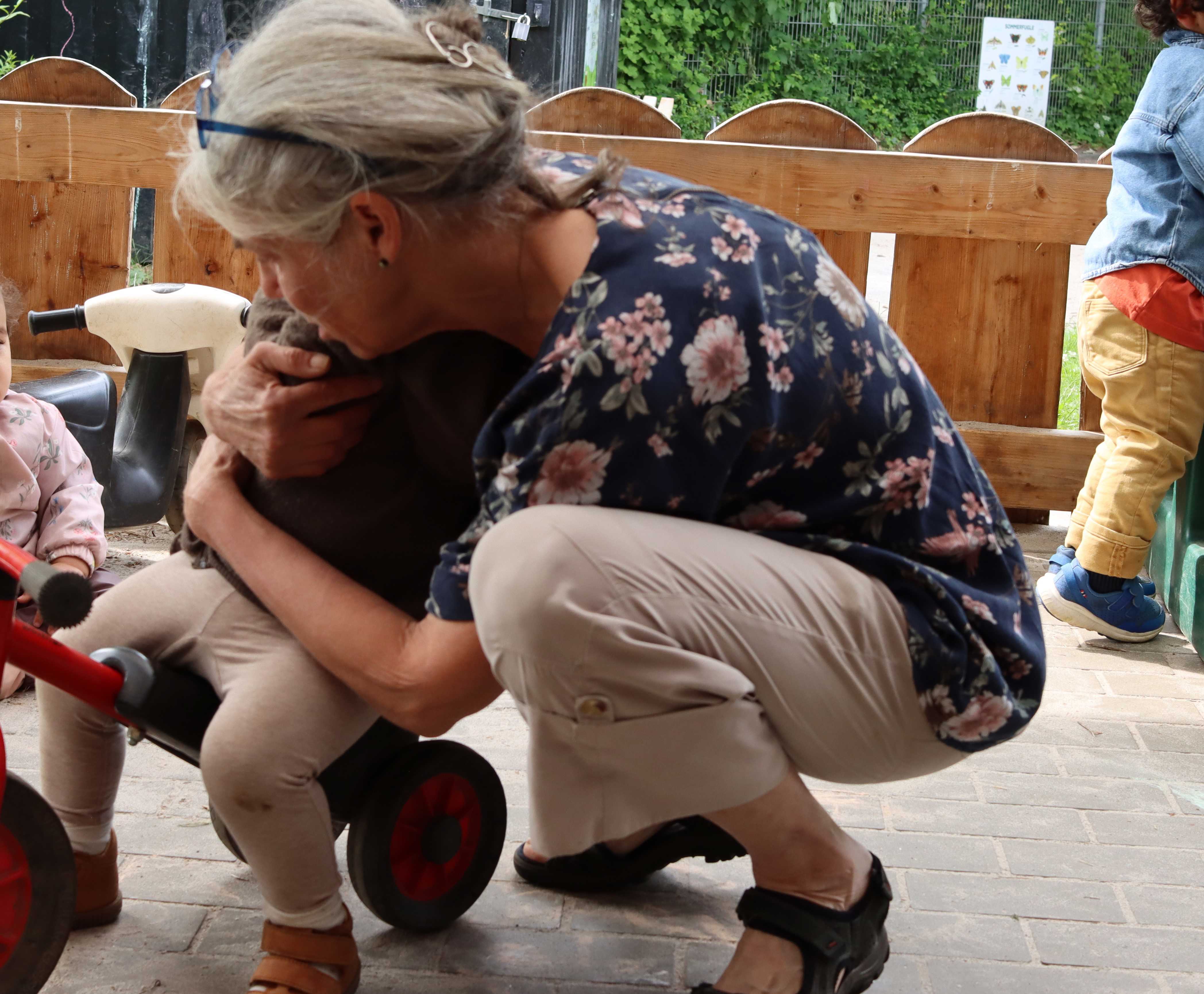 Børn gennemgår mange følelser i løbet af dagen - og vi står klar med trøst, når der er behov for det