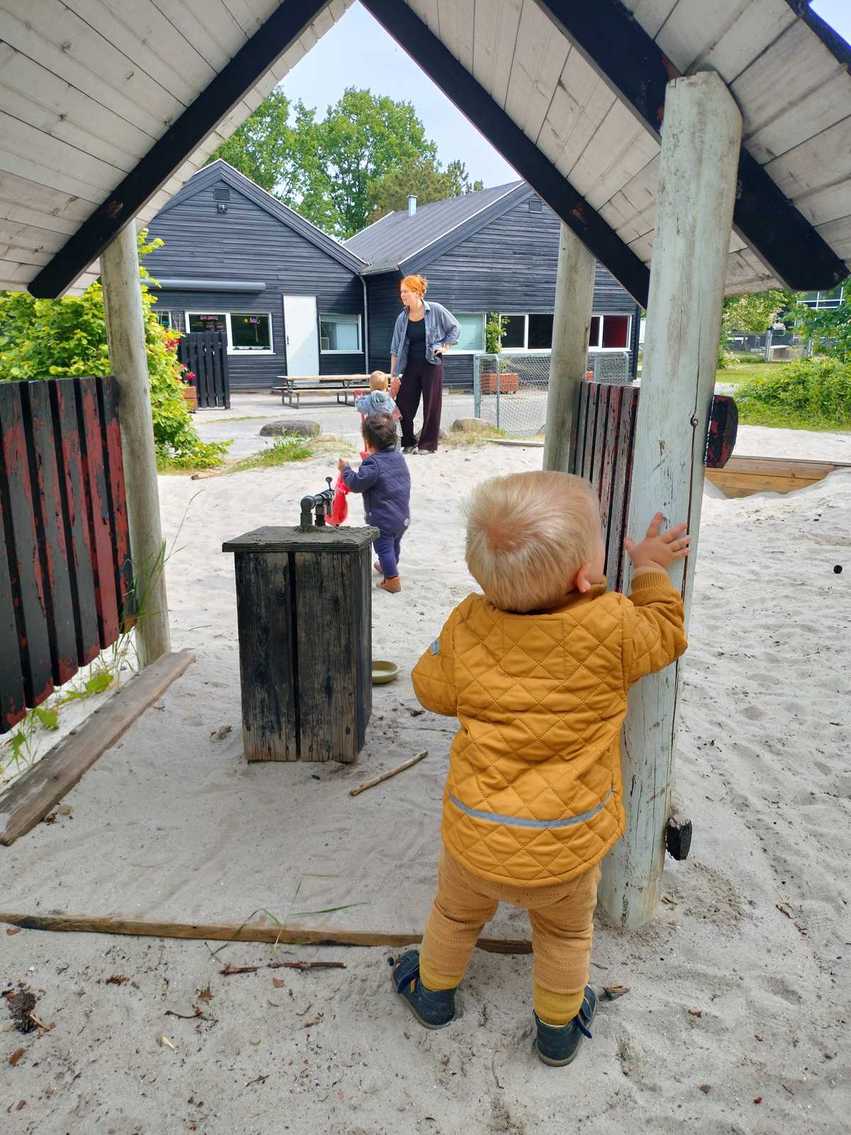 Børn leger på vuggestuens legeplads