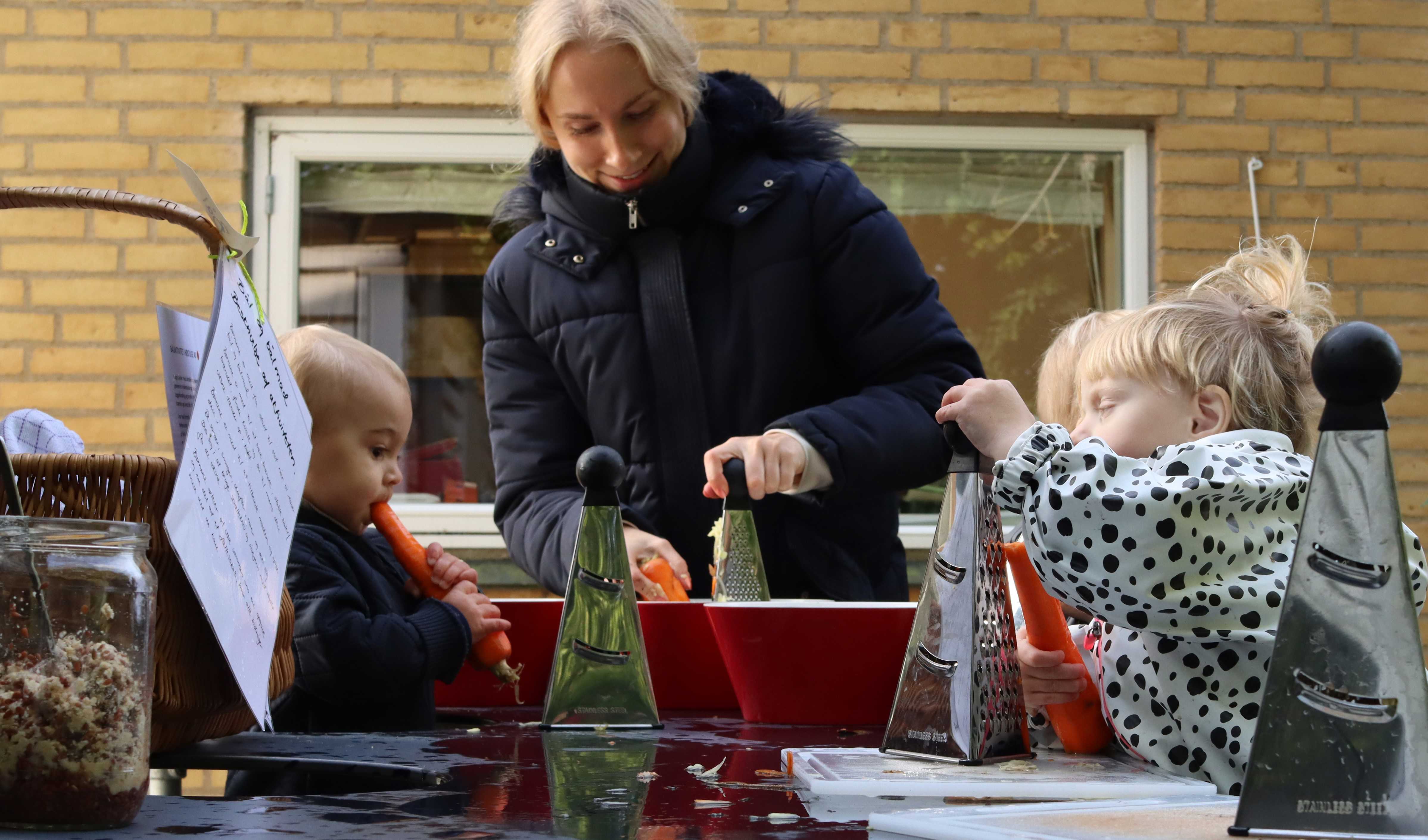 Selv om man er lille, kan man sagtens hjælpe til - og smage lidt på maden undervejs