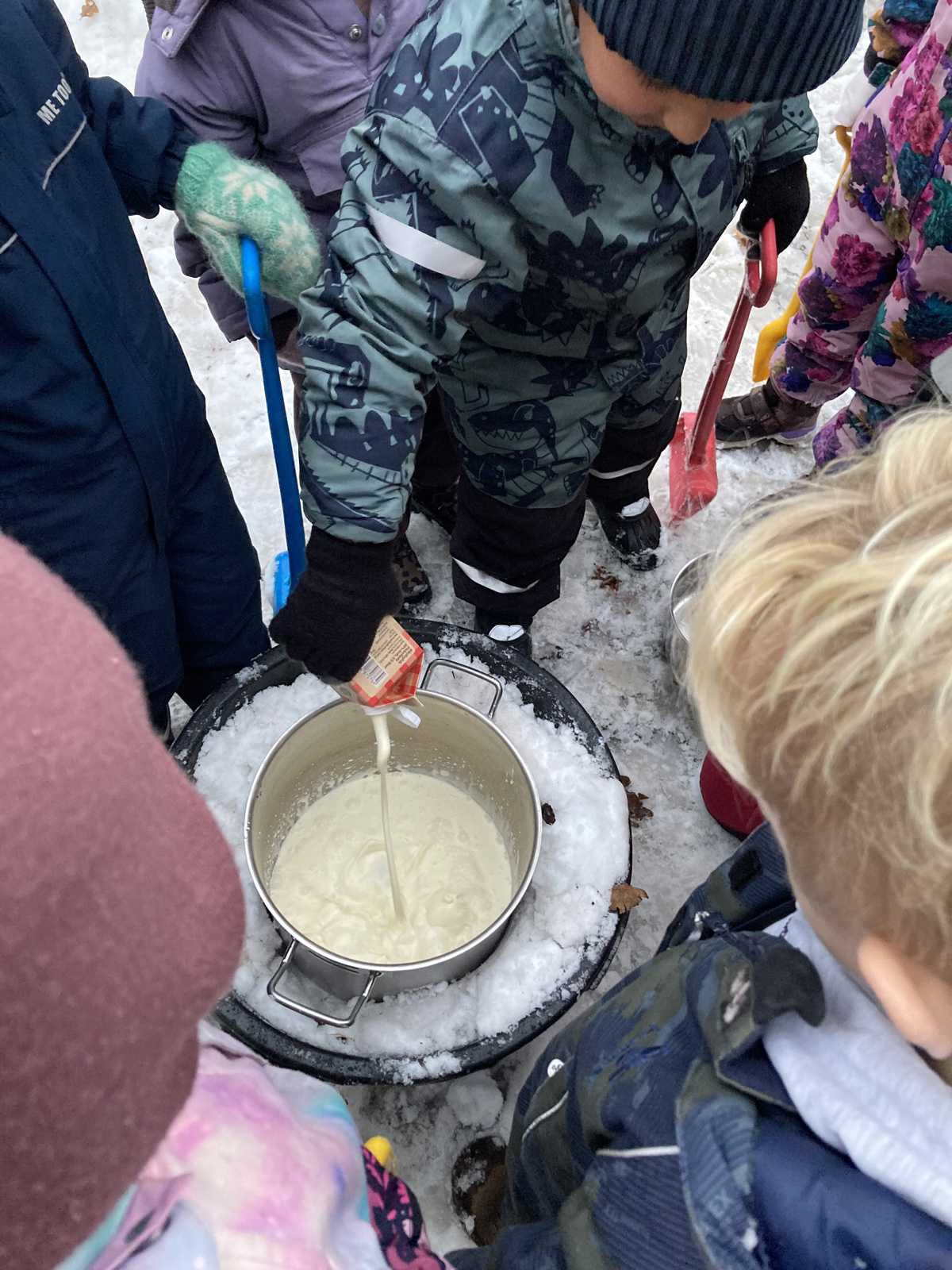 Børnehaven laver softice ude i sneen